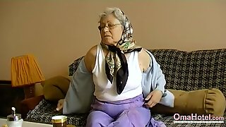 Omahotel Notgeil Großmutter spätet ihre Haargütermuschel